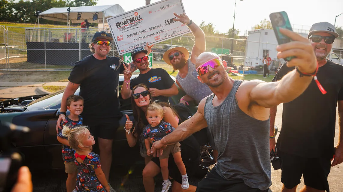 drag-racers-take-selfie