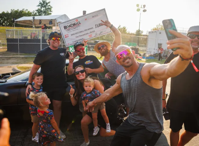 drag-racers-take-selfie