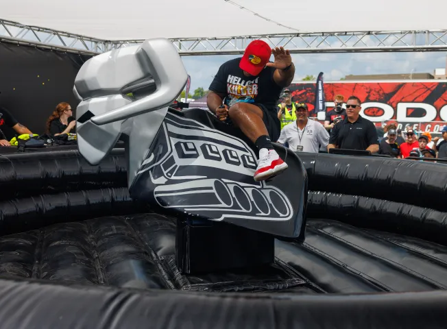 fan-riding-mechanical-ram