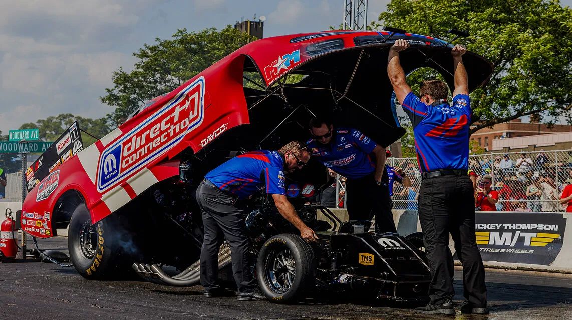 team-working-on-dragster