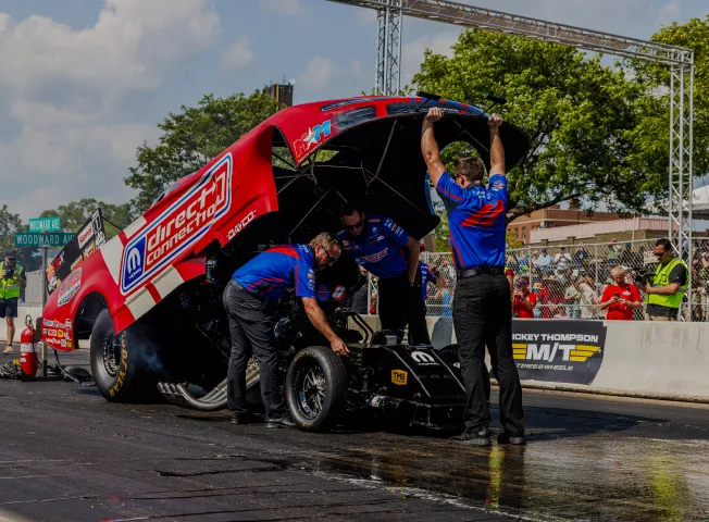 team-working-on-dragster